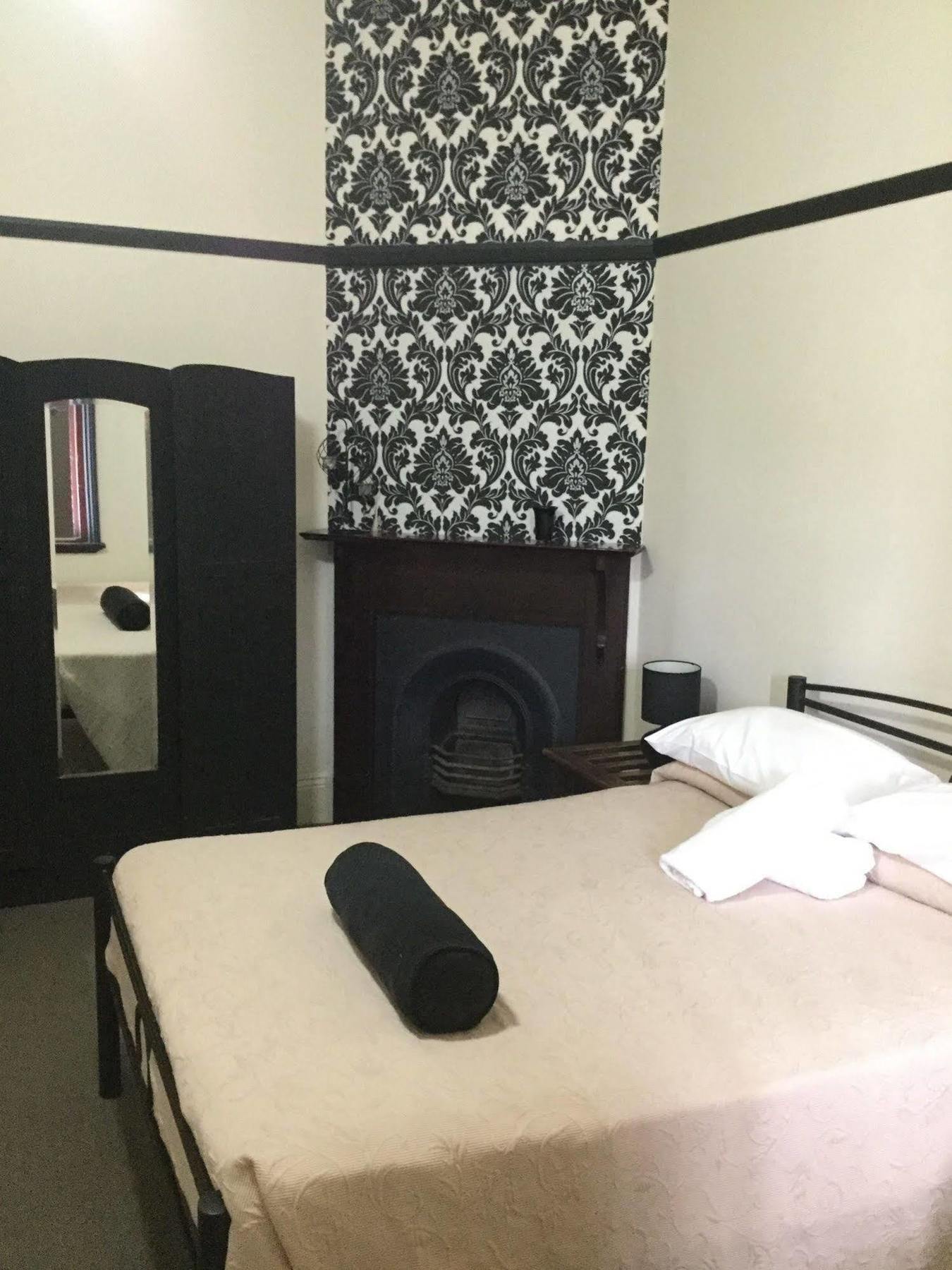 Neath Hotel Extérieur photo